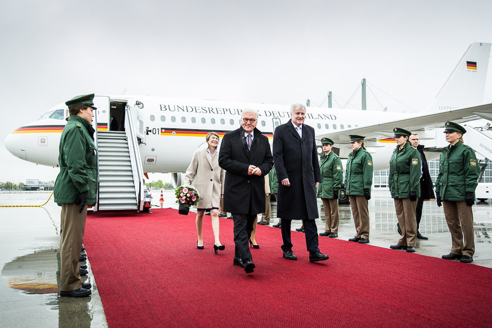 Bundespräsident Frank-Walter Steinmeier und Elke Büdenbender werden beim Antrittsbesuch in Bayern vom Bayerischen Ministerpräsidenten, Horst Seehofer, und dessen Frau, Karin Seehofer, am Flughafen in München begrüßt